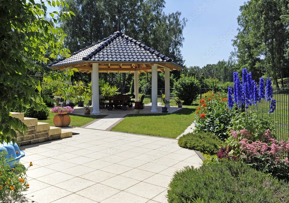 Faire appel à nos experts en terrassement et terrasses sur mesure à Valenciennes, c’est confier votre projet à une équipe qui allie rigueur technique et sens du détail. Nous intervenons sur tout type de terrain pour préparer, concevoir et aménager des extérieurs durables, esthétiques et adaptés à vos besoins. Notre démarche repose sur trois piliers : la précision, la fiabilité et la créativité. Nous assurons un terrassement méticuleux (nivellement, drainage, compactage) garantissant une base solide avant la pose de votre terrasse. Ensuite, chaque projet est conçu sur mesure, qu’il s’agisse d’un revêtement en bois chaleureux, d’un carrelage élégant ou d’un composite moderne. terrassement et terrasses sur mesure à Valenciennes