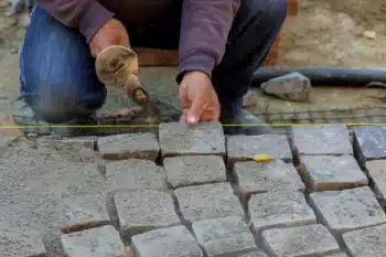 Pose de pavé à Marly